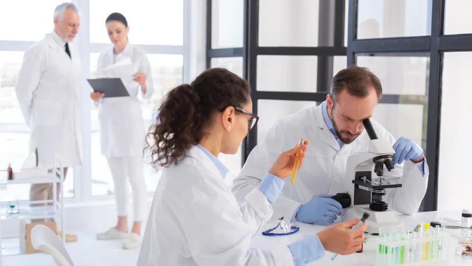 Shoolini’s Online MBA in Pharma and Healthcare Management showcasing pharmaceutical and health management concept