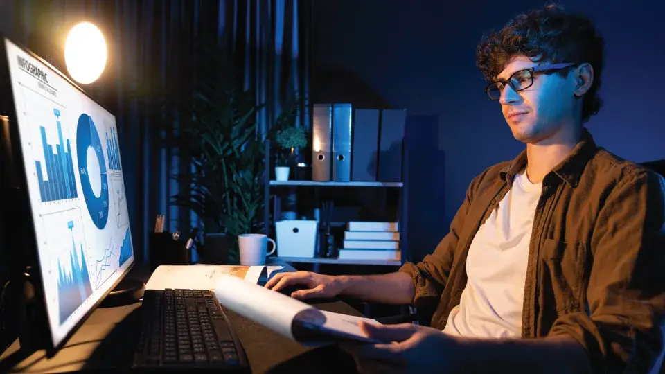 Shoolini Online MBA in Data Science and Business Analytics focusing on data skills, curriculum insights and opportunities